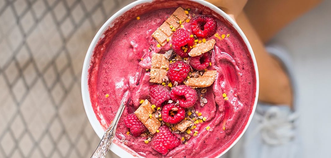 Header-receta-smothie-1414×513 Header image of a vibrant fruit smoothie with fresh garnish, showcasing a healthy, refreshing drink.