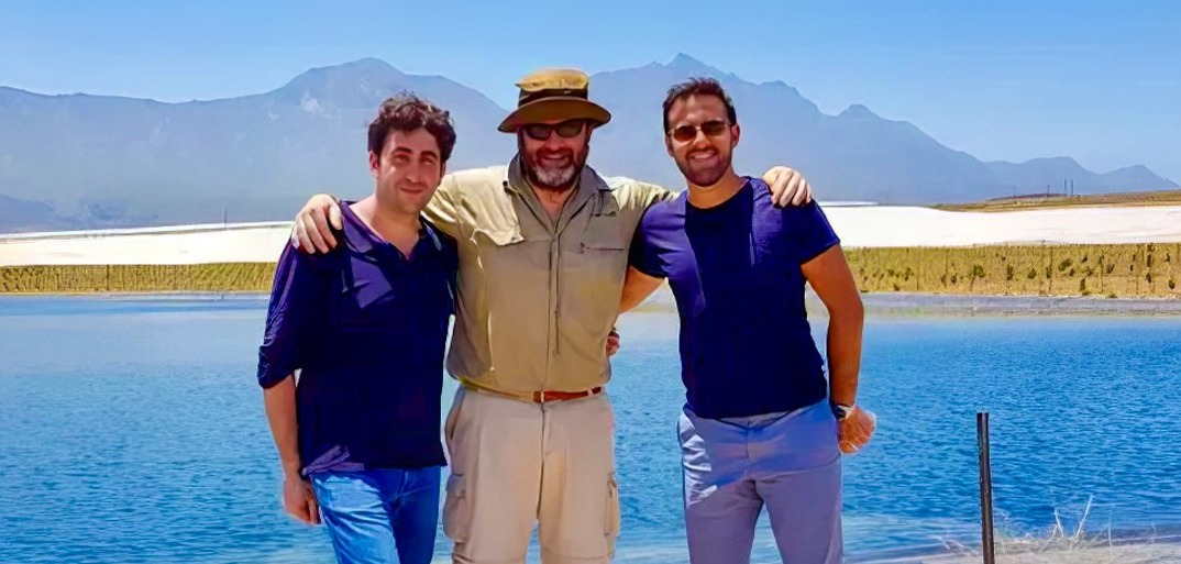 Giuliano zu Besuch in Middelriver.HEADER A farmer walking through the Middelriver fields, surrounded by lush greenery and sunlit fruit trees.
