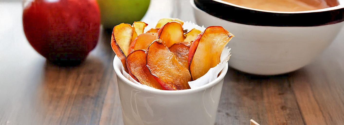 Crispy apple chips – a healthy and crunchy snack made from fresh apple slices.