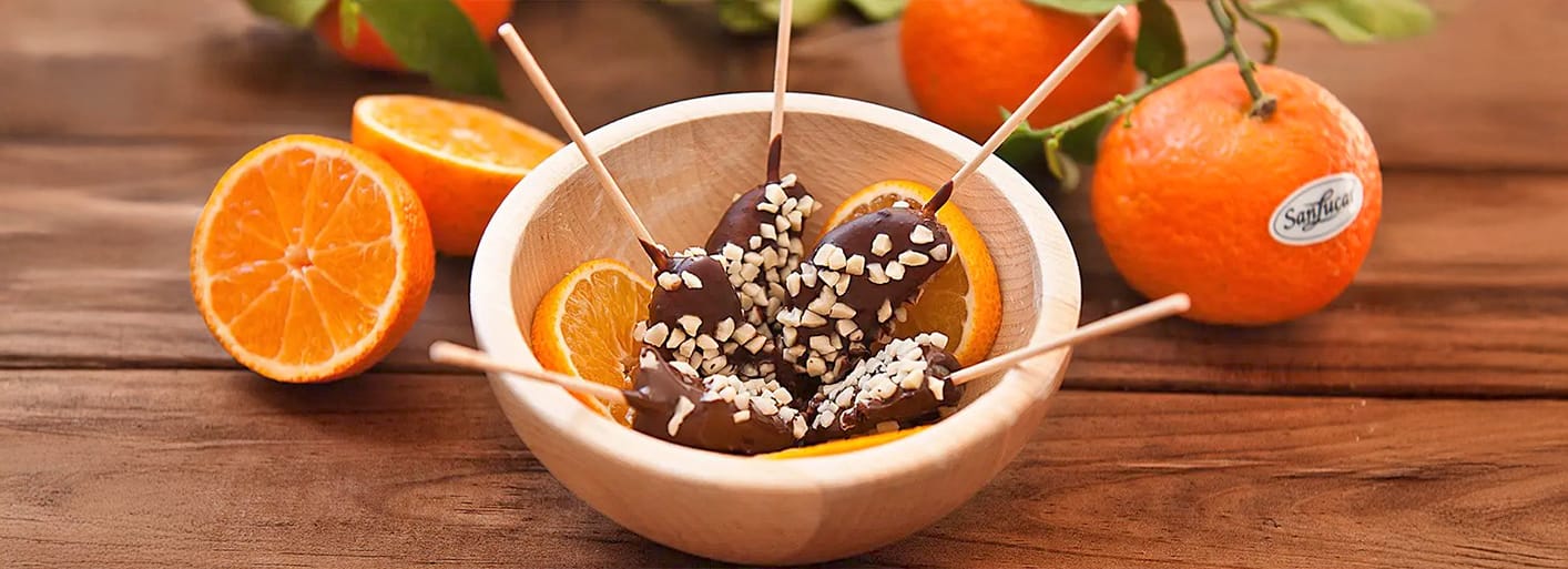 Juicy chocolate-dipped clementines – a sweet and tangy treat with rich dark chocolate coating