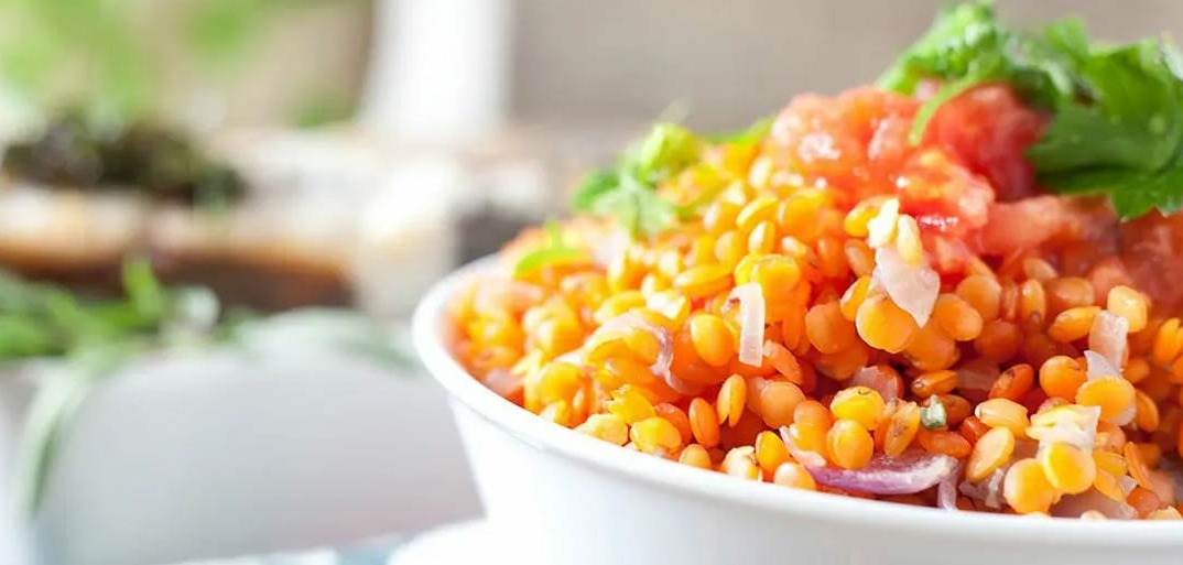 Red lentils with fresh herbs – a healthy and flavorful plant-based dish rich in protein and nutrients