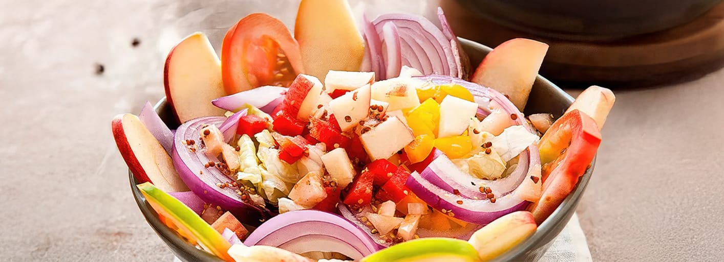 Colorful apple and bell pepper salad – a fresh, crisp, and vibrant dish perfect for a healthy meal.