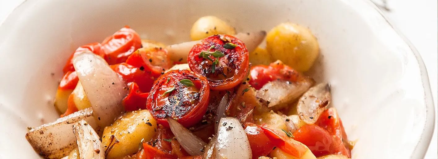 Tomato and gnocchi skillet – a delicious and comforting dish with fresh tomatoes, herbs, and golden gnocchi.