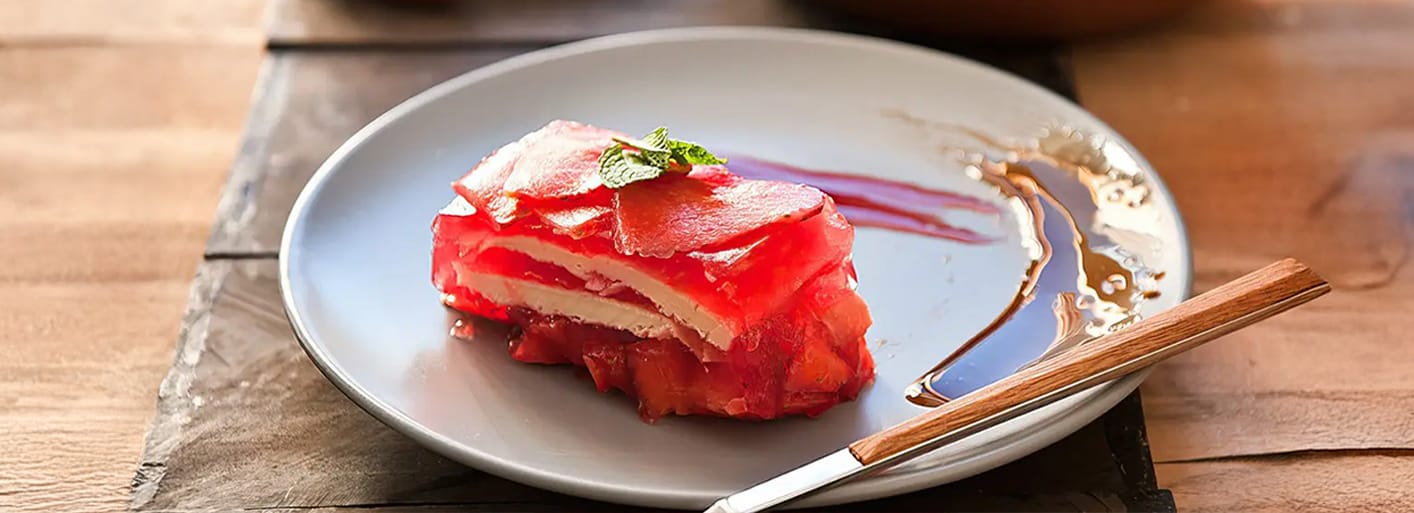Heavenly strawberry cake – a delicious dessert topped with fresh strawberries and a light, fluffy sponge base