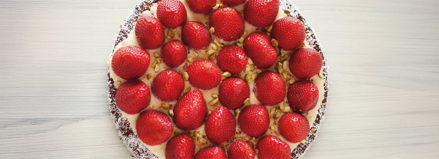 Classic strawberry cake – a delicious dessert with fresh strawberries and a light, fluffy sponge base