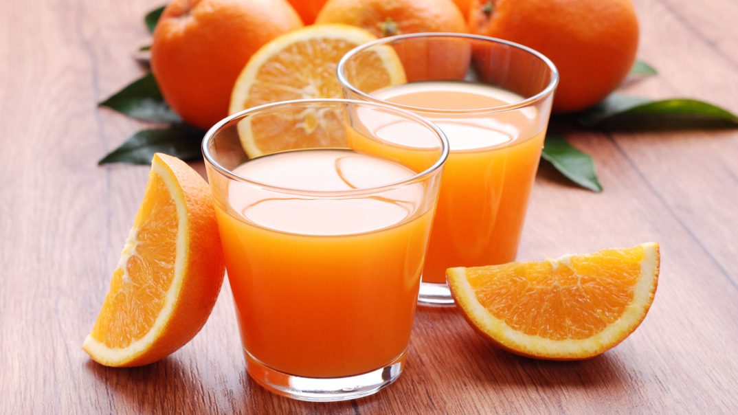 Gläser mit Orangensaft und Scheiben von SanLucar Orangen dekoriert