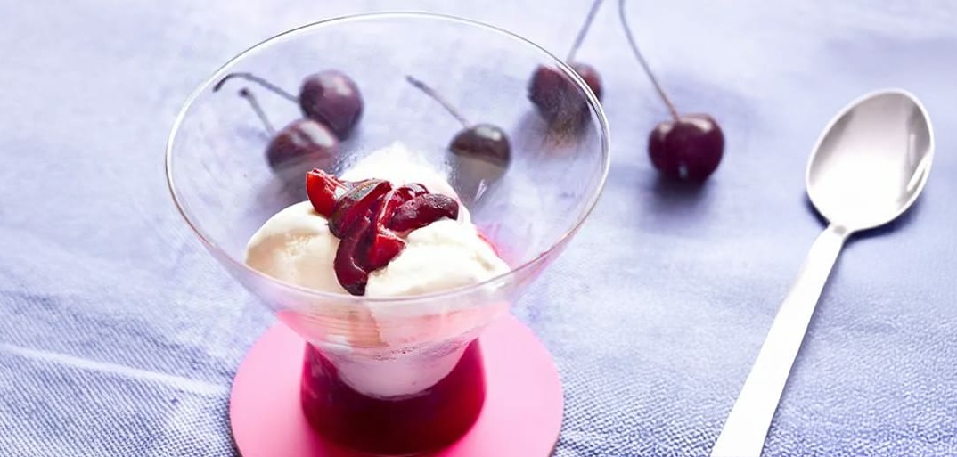 Schwarzwälder Kirschdessert – a layered treat with cherries, quark, and cream, inspired by Black Forest cake