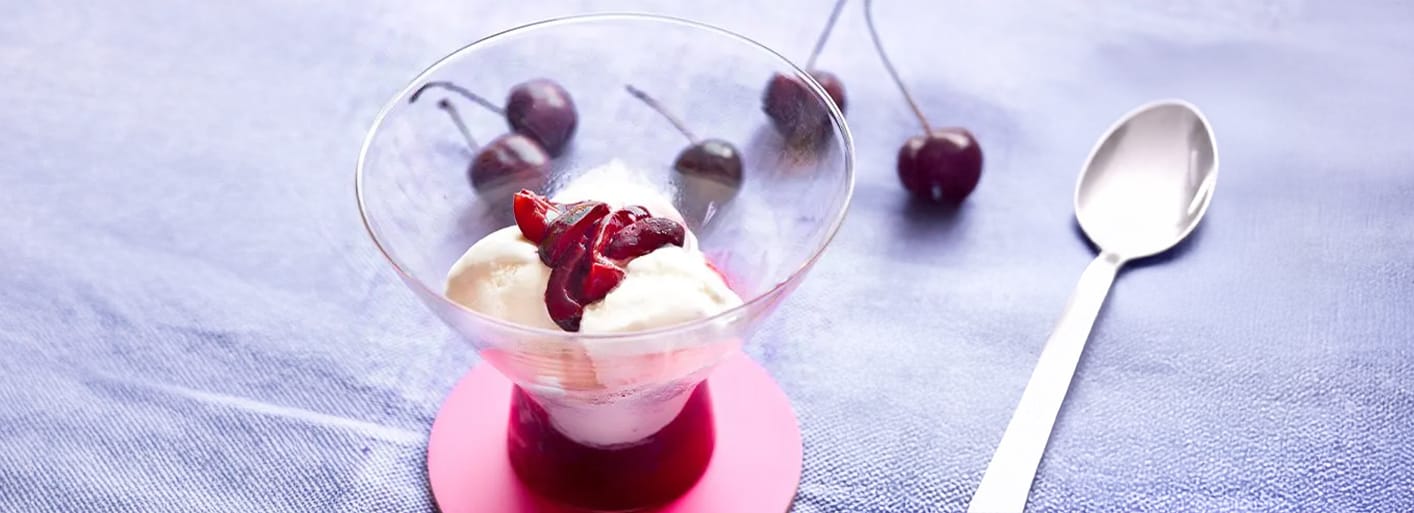 Schwarzwälder Kirschdessert – a layered treat with cherries, quark, and cream, inspired by Black Forest cake