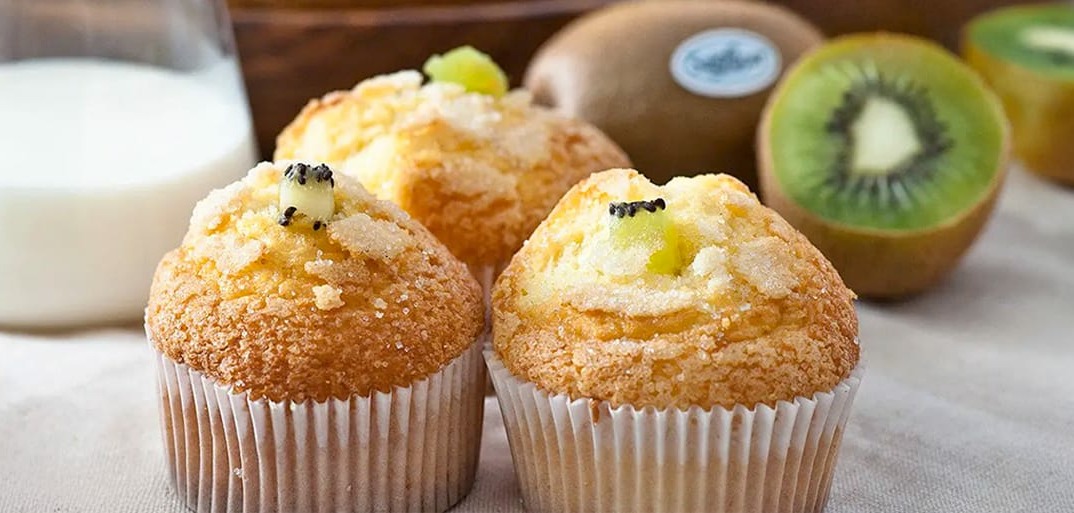 Sweet kiwi muffins – soft and fluffy homemade muffins with fresh kiwi pieces, perfect for a fruity treat.
