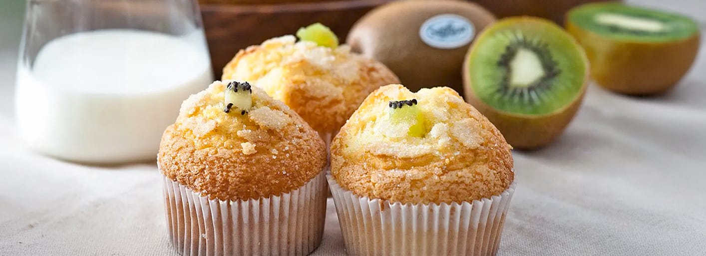 Sweet kiwi muffins – soft and fluffy homemade muffins with fresh kiwi pieces, perfect for a fruity treat.