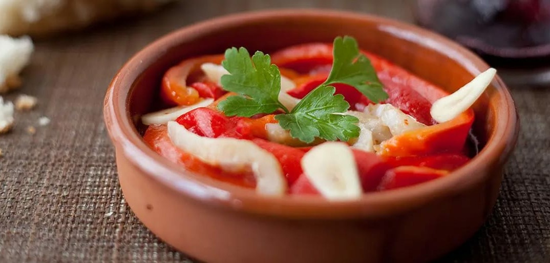 Valencianischer-Sommer-Paprika-Esgarraet Valencian summer paprika esgarraet – a traditional Spanish dish with roasted peppers, cod, and olive oil