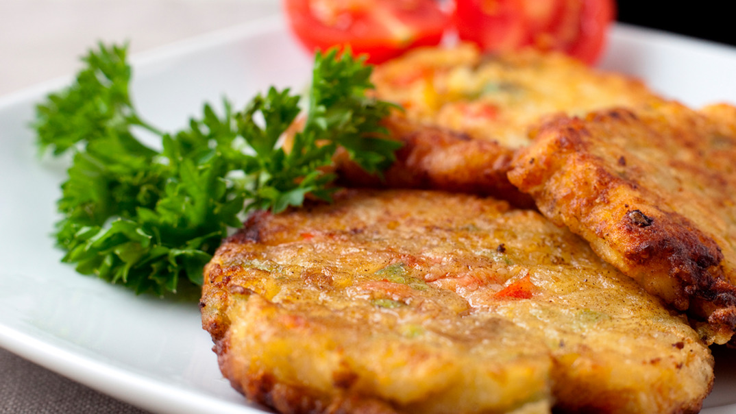 Gemüseschnitzel aus SanLucar Paprika gelb, Knollensellerie und Kartoffeln mit SanLucar Arbequina-Olivenöl und Tomaten-Küsse verfeinert