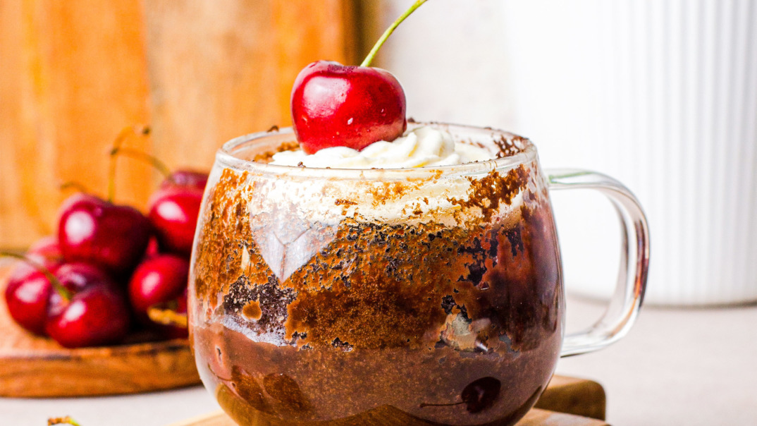 Schoko-KirschCupcake_header Schoko-Kirsch-Cupcake, in einer Glastasse angerichtet, mit einer Kirsche und Schlagobers verziert.