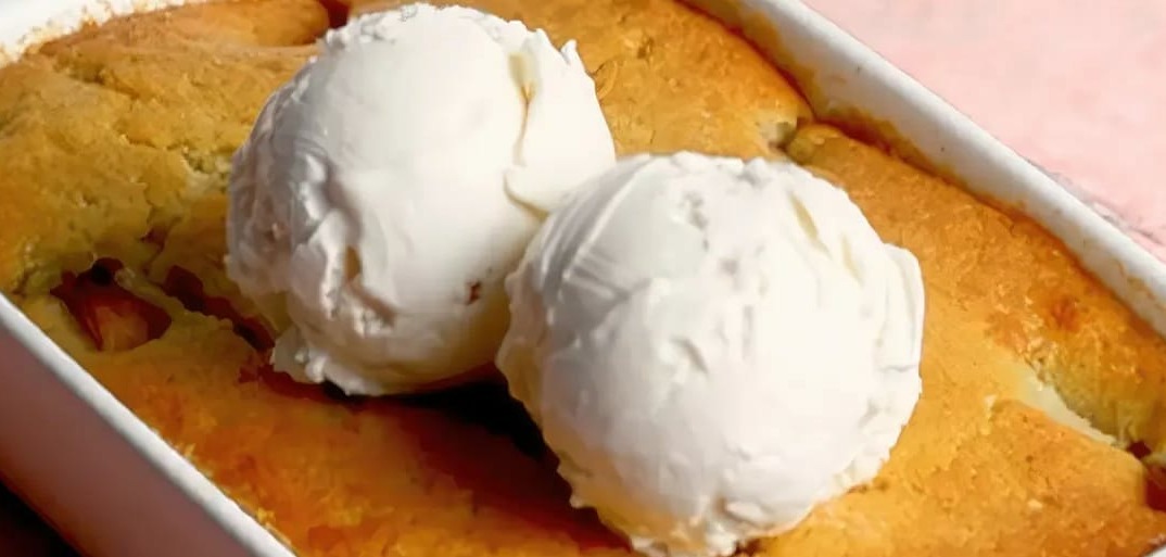 Header-Pfirsichkuchen-mit-Vanilleeis Peach cake with vanilla ice cream – a delicious dessert with fresh peaches, flaky crust, and creamy ice cream.