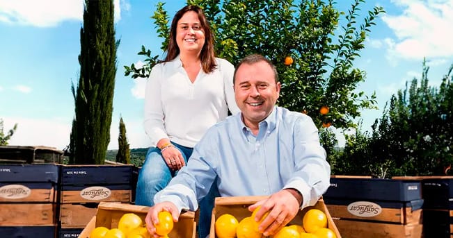 Familie Poveda bei der Ernte