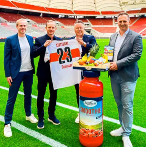 VfB_504 SanLucar y VfB Stuttgart entregan un cheque de 35.000 euros para apoyar proyectos sociales en Alemania y Sudáfrica.