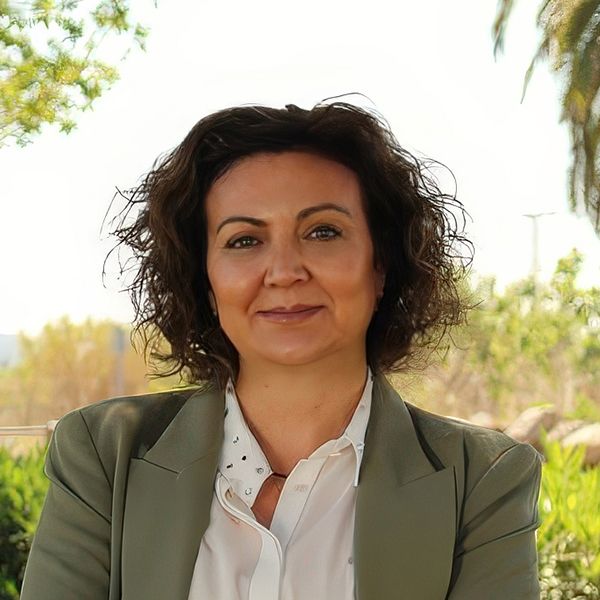 SanLucar expert Raquel, dedicated to sustainability and innovation in fresh produce cultivation.