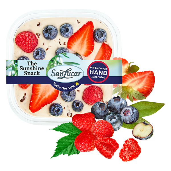 Fresh_Cut_berries_Quark_Stracciatella_00200 Fresh SanLucar Fresh Cut berries with quark and stracciatella, a delicious and creamy fruit dessert perfect for a refreshing treat.