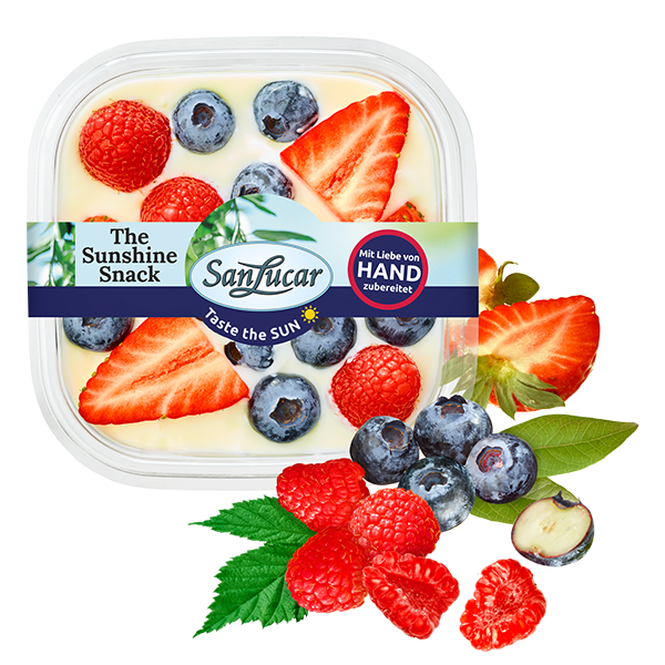 Fresh_Cut_berry_mix_natural_yoghurt76912 Fresh SanLucar Fresh Cut berry mix with natural yogurt, a delicious and refreshing combination for a healthy snack.