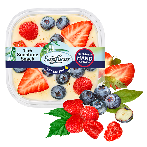 Fresh_Cut_berry_mix_vanilla_yoghurt76918 Fresh SanLucar Fresh Cut berry mix with vanilla yogurt, a delicious and creamy combination for a refreshing and healthy snack.