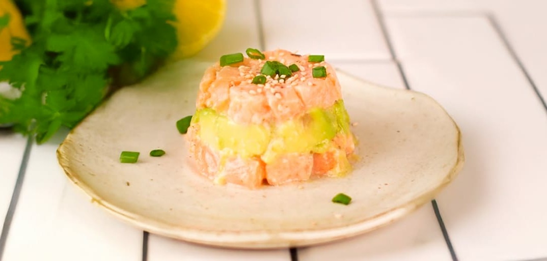 Avocado salmon tartare – a fresh and elegant dish featuring creamy avocado, diced salmon, and a delicate herb garnish