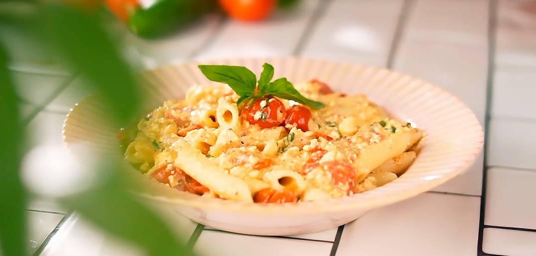 Baked feta pasta with roasted cherry tomatoes and herbs – a creamy and flavorful Mediterranean dish