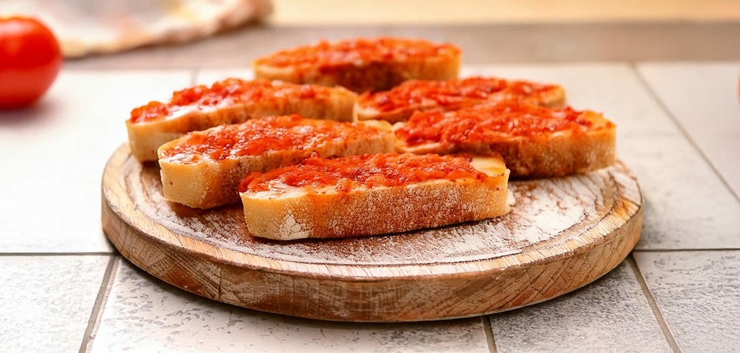 Catalan bread (pan con tomate) – traditional Spanish toast with fresh tomatoes, olive oil, and garlic