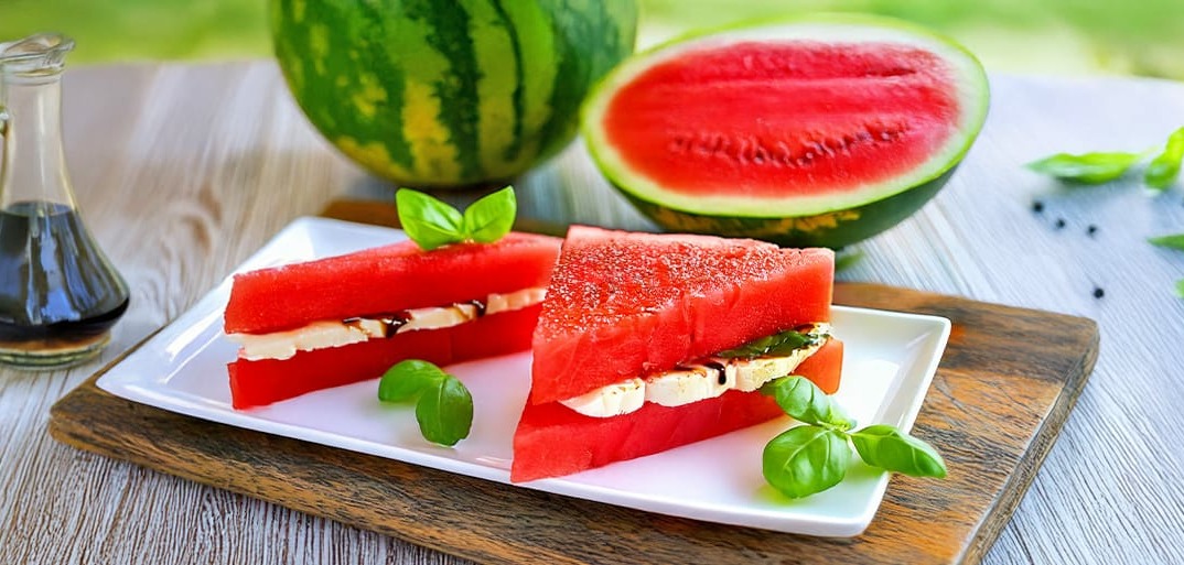 Wassermelonen-Sandwich_Header Refreshing watermelon sandwich with fresh fruit layers.