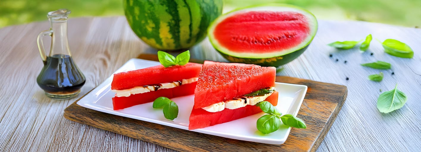 Wassermelonen-Sandwich_Header Refreshing watermelon sandwich with fresh fruit layers.